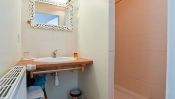 Apartment | Bathroom | Bathtub, towels