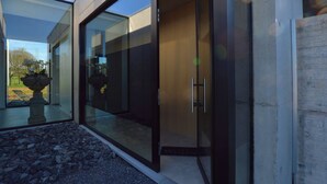 Un bâtiment moderne doté de grandes portes vitrées, d’une enseigne accueillante et d’un chemin de pierre menant à l’entrée.
