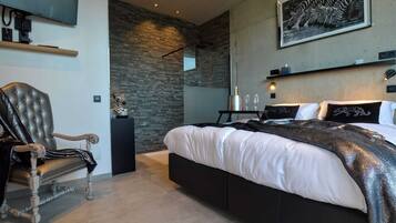 Villa | 1 bedroom, individually furnished, iron/ironing board, bed sheets