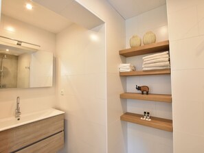 House | Bathroom | Shower, towels - Semi-detached Farmhouse With Beautiful View and Nice Private Terrace& Garden (Schalkhaar)