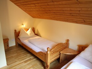 2 Schlafzimmer, individuell eingerichtet, Bettwäsche
