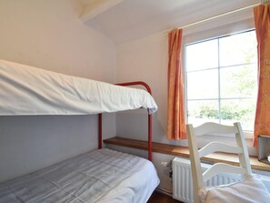 2 bedrooms, individually furnished, bed sheets - Cottage With Bubble Bath (Clavier)