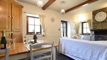 Cottage | Living room | Fireplace