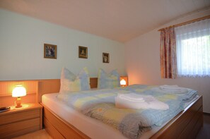 House | 2 bedrooms, individually furnished, iron/ironing board, bed sheets - Heatable Pool Retreat (Neuhaus am Rennweg)