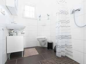 Apartment | Bathroom | Combined shower/tub - Lovely Apartment in Celle With Garden and Grill (Celle)