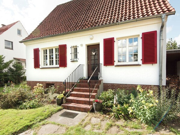 Apartment | Exterior - Lovely Apartment in Celle With Garden and Grill (Celle)