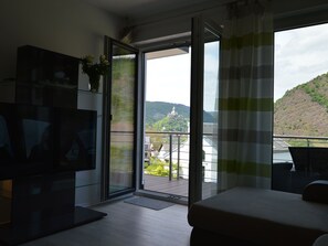 1 bedroom, cots/infant beds - Comfortable Detached House With Garden, Looking out Over the Mosel and Cochem Castle (Cochem)