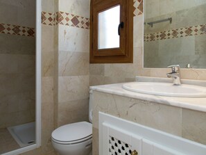Combined shower/bathtub, towels - Beautiful Holiday Home Near Sea in Valencia (Orihuela)