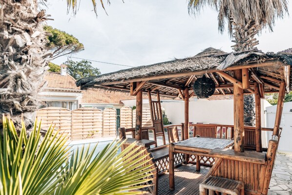 Outdoor dining - T3/ 35m2 at Rêve d'azur, Nartelle beach, pool & linen included (Sainte-Maxime)