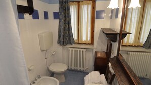 Departamento | Baño | Regadera y toallas 