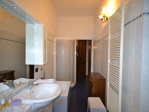 Villa | Bagno | Vasca, asciugamani