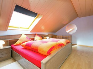 1 Schlafzimmer, Babybetten, individuell eingerichtet, Bettwäsche