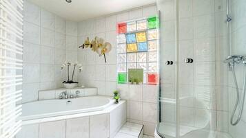 Apartment | Badezimmer | Badewanne