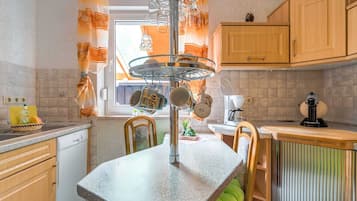 Apartemen | Dapur pribadi | Kompor, mesin pembuat kopi/teh, dan kursi makan untuk bayi