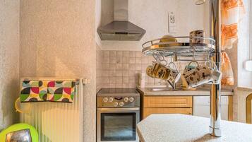 Apartemen | Dapur pribadi | Kompor, mesin pembuat kopi/teh, dan kursi makan untuk bayi