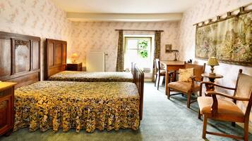 Cottage | 4 bedrooms, individually furnished, bed sheets