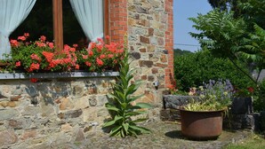 A stone building with a window overlooking a garden. - Spacious Retreat, Daverdisse (Daverdisse)