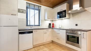 Cottage | Private kitchen | Microwave, dishwasher, high chair