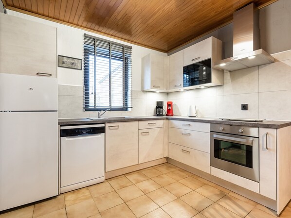 Cottage | Privékeuken | Een magnetron, een vaatwasser, een kinderstoel