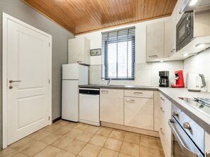 Cottage | Private kitchen | Microwave, dishwasher, high chair