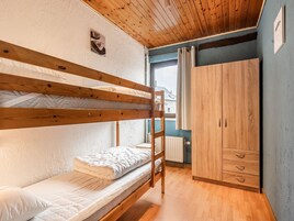 3 habitaciones, muebles diferentes y ropa de cama 