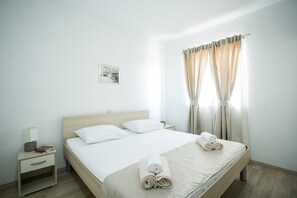 2 bedrooms, WiFi, bed sheets - Apartment for 4+2, Seget Donji ❤, by the beach (Seget Donji)
