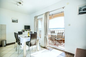 Dining - Apartment for 4+2, Seget Donji ❤, by the beach (Seget Donji)