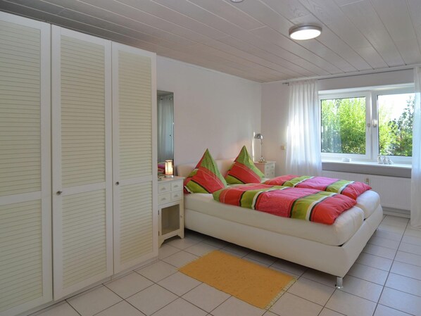 Apartment | 1 bedroom, individually furnished, bed sheets