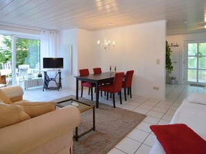 Apartment | Dining - Flat With Mountain Views in Welferode (Homberg)