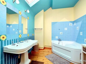 A bathroom with two sinks, a bathtub, and a large mirror. - Vintage Holiday Home in Durbuy With Terrace, Garden, Parking (Durbuy)