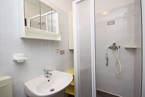 Apartment, 2 Bedrooms | Bathroom | Towels, soap, toilet paper