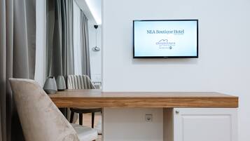 Classic Double Room, 1 King Bed | Living area | Flat-screen TV