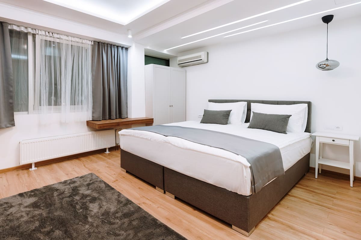 Comfort-Doppelzimmer, 1 King-Bett | Allergikerbettwaren, Betten mit Memory-Foam-Matratzen, Minibar