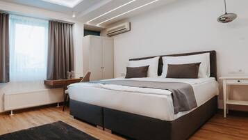 Habitación doble Confort, 1 cama King size | Ropa de cama hipoalergénica, camas con efecto memoria y minibar