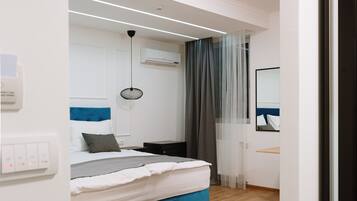 Deluxe Double Room, 1 King Bed | Hypo-allergenic bedding, memory foam beds, minibar, in-room safe