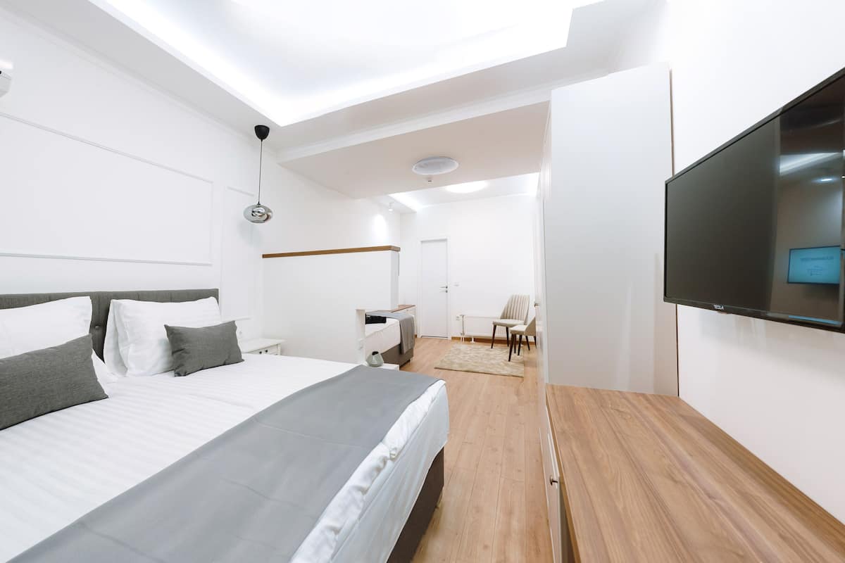 Comfort-Dreibettzimmer | Allergikerbettwaren, Betten mit Memory-Foam-Matratzen, Minibar