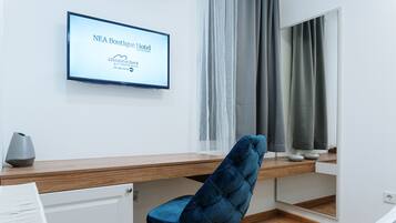 Classic Double Room, 1 King Bed | Living area | Flat-screen TV