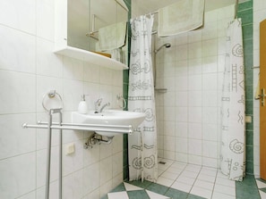 House | Bathroom | Shower - Cosy Holiday Home in Schmogrow-fehrow by the Forest (Schmogrow)