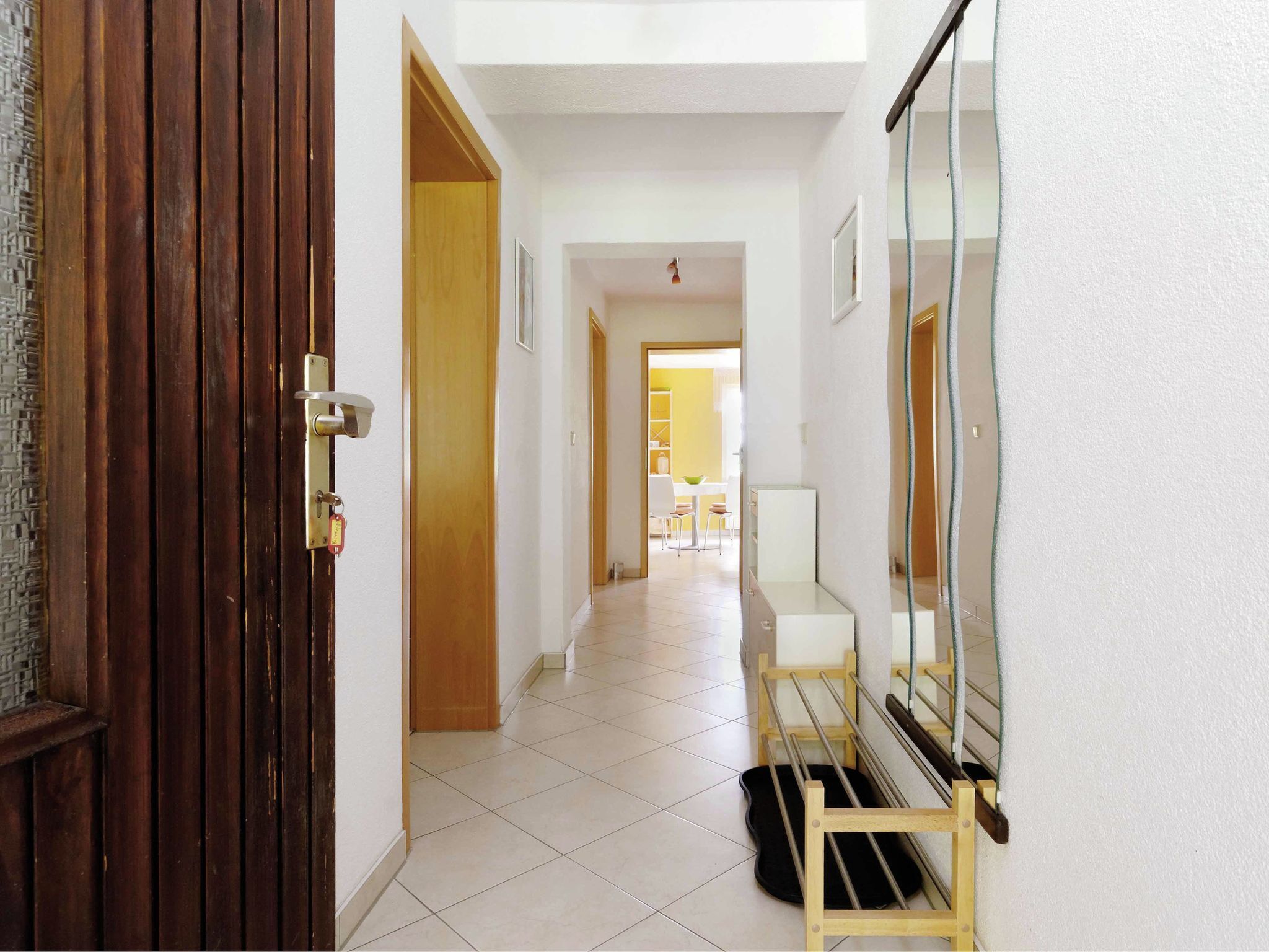 1 kamar tidur dan dilengkapi dengan perabotan berbeda-beda
