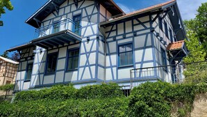 Ein traditionelles Fachwerkhäuschen mit Balkon und steilem Dach.