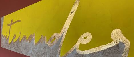 A textured wall with the word "mittenadel" in a cursive font.