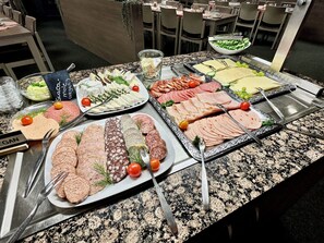 Café da manhã com buffet todos os dias mediante uma taxa