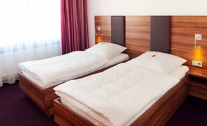 Escritorio, sistema de insonorización, wifi gratis y ropa de cama