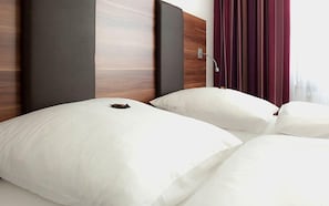 Desk, soundproofing, free WiFi, bed sheets