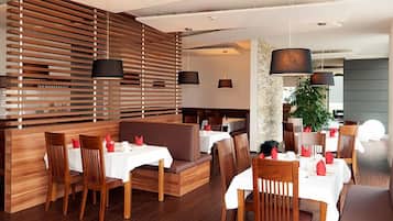 Petit déjeuner buffet (15.00 EUR par personne)