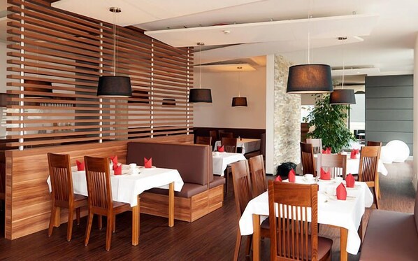 بوفيه فطور يوميًا بتكلفة قدرها (15.00 EUR للشخص)