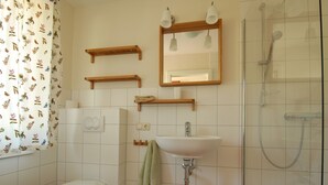 Ferienhaus | Badezimmer | Badewanne, Handtücher