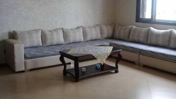 Chalet | Living room | 32-inch flat-screen TV with satellite channels, TV