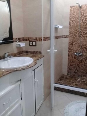 Chalet | Bathroom | Shower, towels, toilet paper