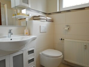 Apartment | Bathroom - Luxurious Apartment in Balesfeld Eifel Near Town Center (Balesfeld)